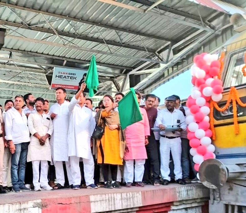 spjdivn's tweet image. आज माननीय सांसद (लोकसभा) श्री दिनेश चंद्र यादव जी द्वारा सहरसा स्टेशन से गाड़ी संख्या 63398 सहरसा–जमालपुर सवारी गाड़ी को हरी झंडी दिखाकर शुभारंभ किया गया।
इस अवसर पर वरीय मंडल वाणिज्य प्रबंधक श्रीमती अनन्या स्मृति सहित अन्य गणमान्य व्यक्ति उपस्थित रहे।
#Safetyfirst #HappyJourney