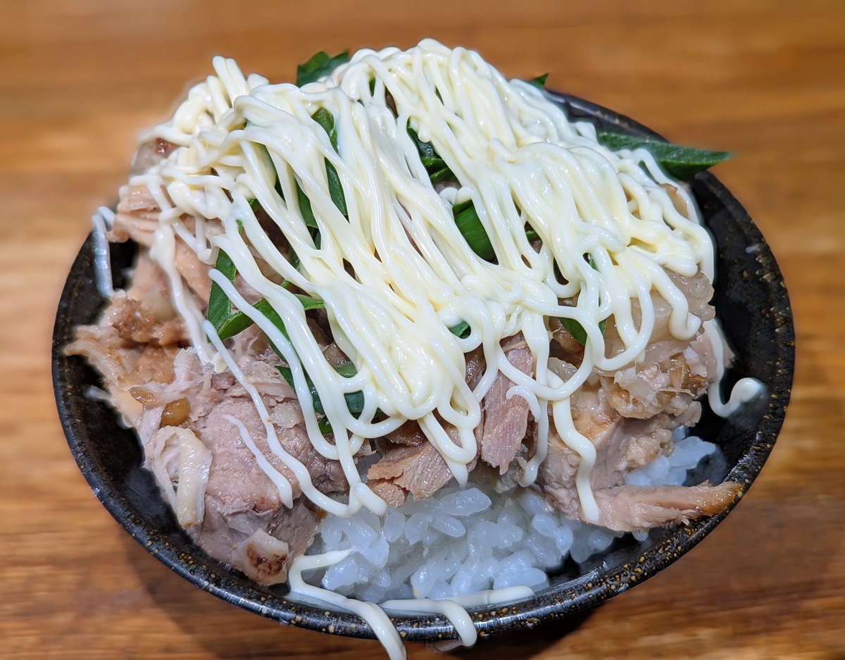 tetsuchin's tweet photo. 麺に始まり麺に終わる
焦がしネギ塩まぜそば300g、チャーシューマヨ丼

魚粉、海苔の香りと塩ダレが最高！なまぜそば🥰シャキシャキな玉ねぎも嬉しい😚
300gでもペロッと食べれちゃいました😋次回は400gにしよう！
チャーシューマヨ丼めっちゃ美味しい😳
ご馳走様でした！🙏

#麺に始まり麺に終わる https://t.co/LhRpL1Ltmo