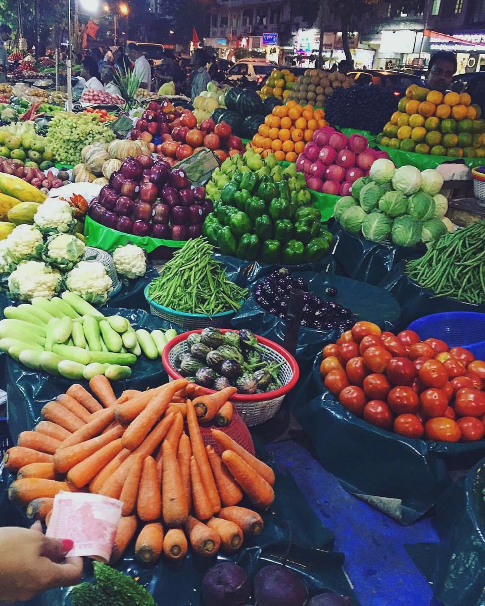 vijivenkatesh's tweet image. #Flashback A Post from at least 10 years ago: 
“Something about the #vegetablemarket in #matunga Fruit and vegetables piled in colorful and bright mounds  . #abundance 
I haven't seen this anywhere else . Wonder how much that ₹2000/- note will buy.”