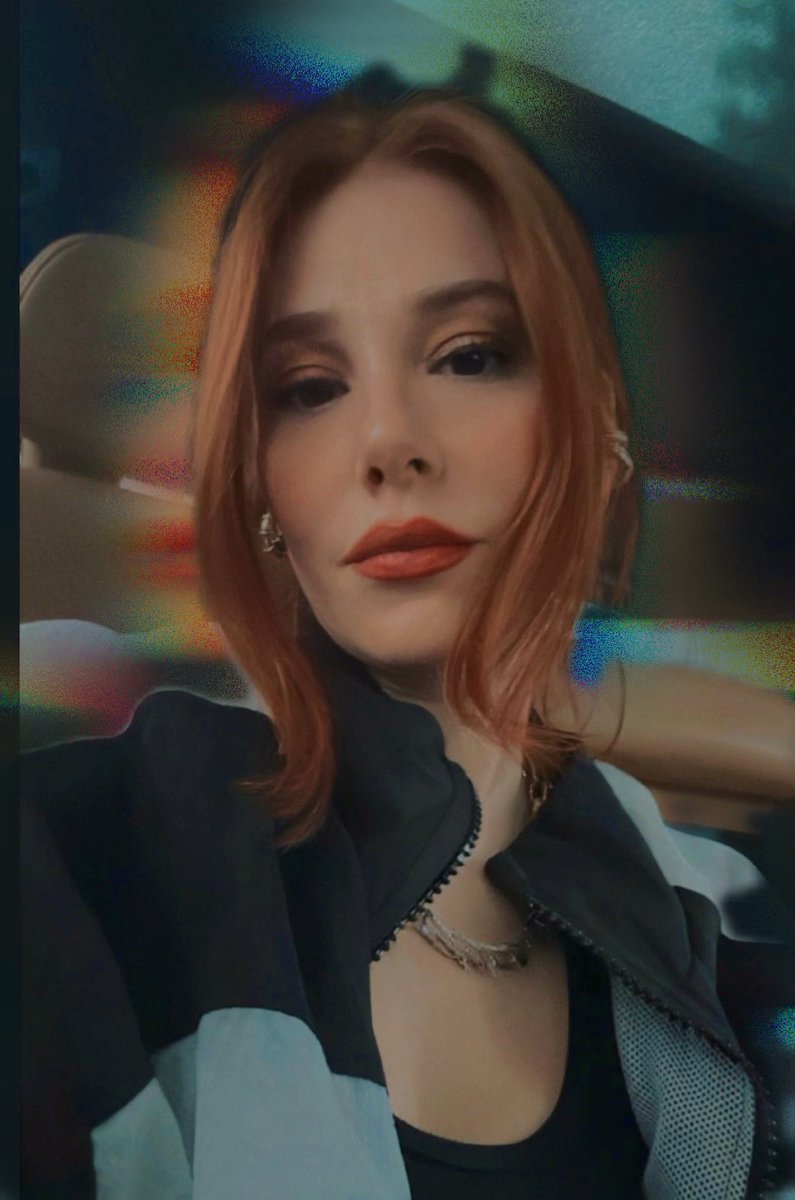 Sen bir büyüsün, farkında olmadan baştan çıkarıyorsun, bana gösterdiğin o kusursuz ilgiyle insanı kendine âşık ediyorsun. Hayatın benim en güzel uyku hikâyeme dönüştü. Sana her gün ihtiyacım var, seni dünyanın zirvesinde görmek istiyorum ve umarım yanında olabilirim. 

#ElGin