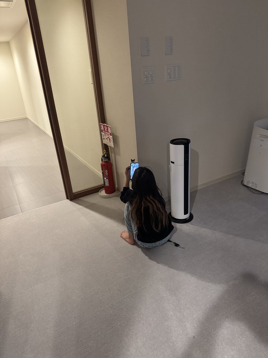 hideto_sa's tweet photo. 家戻ったら娘が隅っこで電気もつけずショート動画みてた…
スマホよくないかな https://t.co/rYGLCoff6e