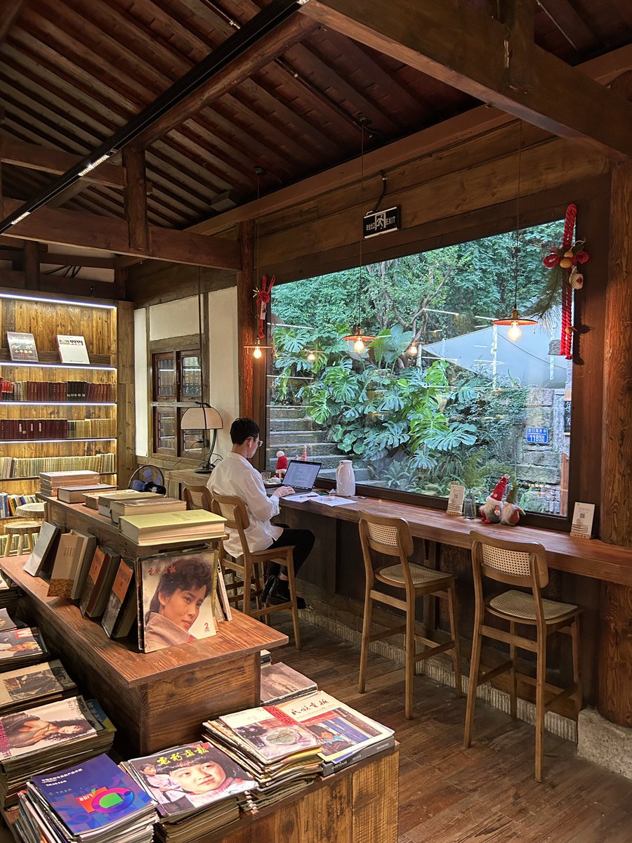 Lucernairele tweet media