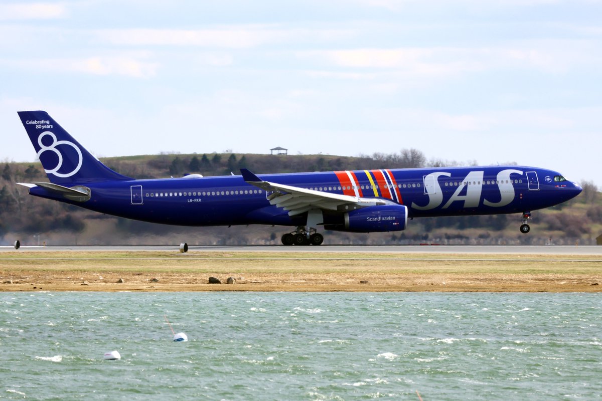 airwaysmagazine's tweet image. Scandinavian (SAS) A330-343 (LN-RKR) in special 80 Year Anniversary livery at Boston Logan Airport (BOS).

📸: Darryl Sarno/ Airways    

#sas #airbus #avgeek