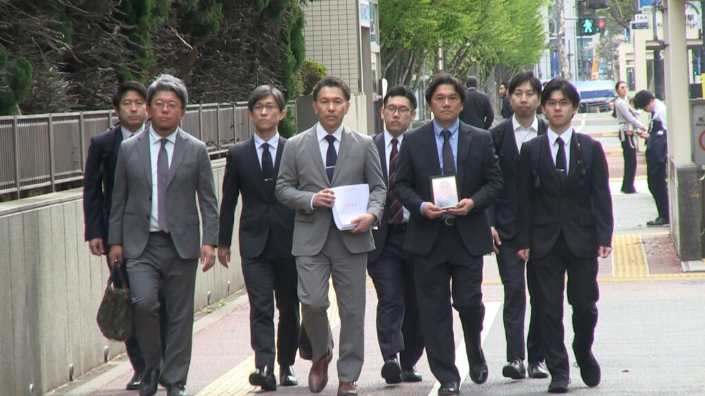 保釈認めぬ裁判官判断の責任問い、遺族が国提訴
ourplanet-tv.org/52798/
「大川原化工機」をめぐる冤罪事件で、勾留中に胃がんで死亡した同社元顧問の遺族が、闘病期間中を含めて保釈請求を認めなかった裁判官の一連の判断は違法だとして、国に損害賠償を求め、東京地裁に提訴した。