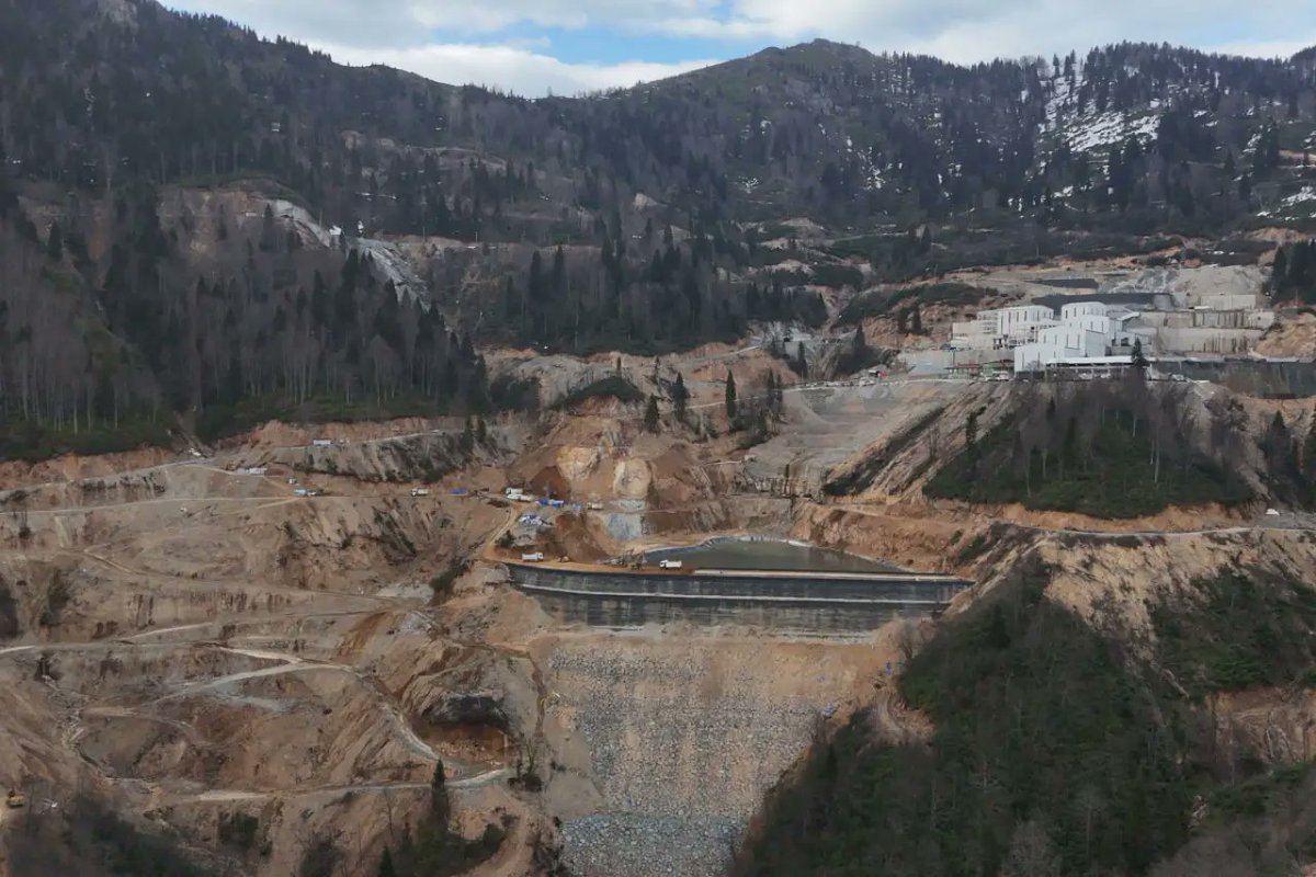 Giresun’un %85’i maden sahası ilan edildi.

— İhaleye açılan alan en az 38 köy ve yaylayı içeriyor. 

— 100 bin çiftçi ve 1 milyar dolarlık fındık üretimi risk altında.

— Maden ruhsatlarının toplam büyüklüğü 125 bin dönümü buluyor.

(<a href="/evrenselgzt/">Evrensel Gazetesi</a> )