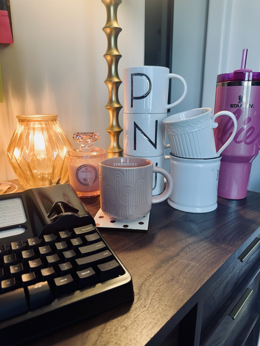 PrestageWrites's tweet image. Writers know monk mode.

What’s your mug record?
Mine is an empty cupboard.

#amwriting #writingcommunity #freewritefam