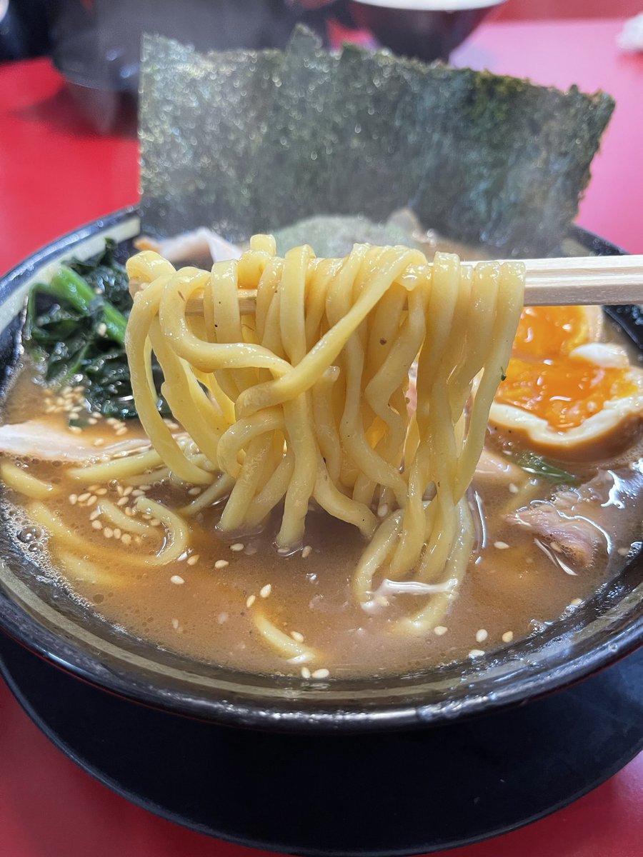 pukuns34's tweet photo. 王道家本店＠取手市
トロミのあるパンチ効いたスープ
王道製麺の特別仕様な麺がモッチリ
硬めなんかしない方が断然旨い😋
チャーシューはスモーキーで柔らか
超美味しかったご馳走様でした。
＃王道家本店
＃家系ラーメン
＃王道家グループ https://t.co/b8nLednVLs