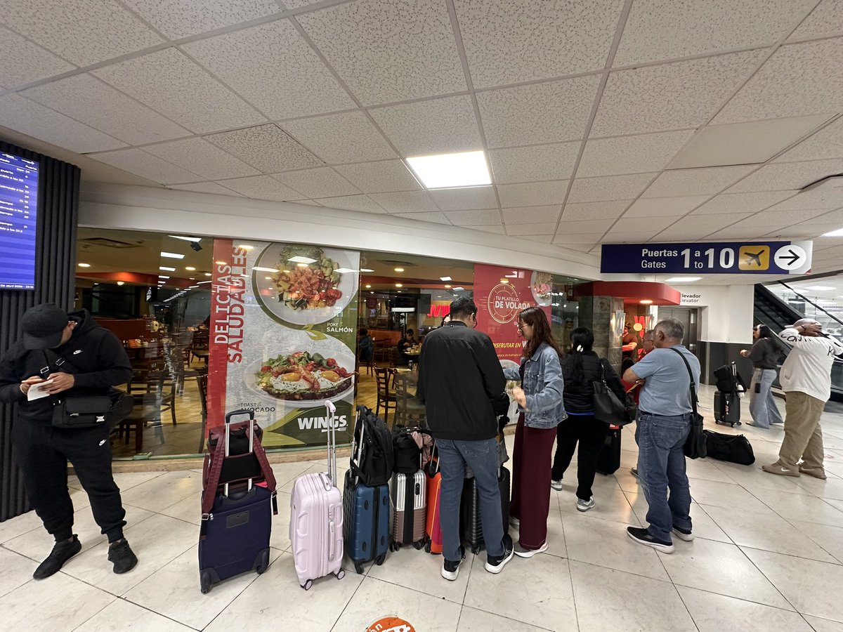 MarceloStringel's tweet photo. No doy crédito de la falta de logística del restaurante @WingsMex en la Terminal A del aeropuerto de Monterrey. El restaurante prácticamente vacío. Y no permiten la entrada 
Tienen fila y no te atienden 
Eso es no pensar en el cliente 
#ineficientes #wings https://t.co/ngIPWOFich
