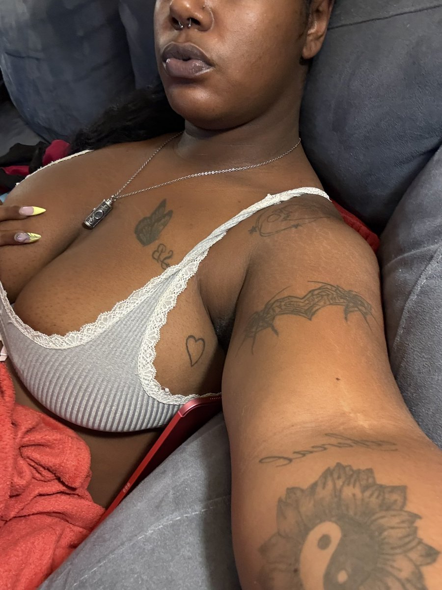 haitiancoco_'s tweet photo. you know it’s rude to stare? https://t.co/PxTUsaoQXZ