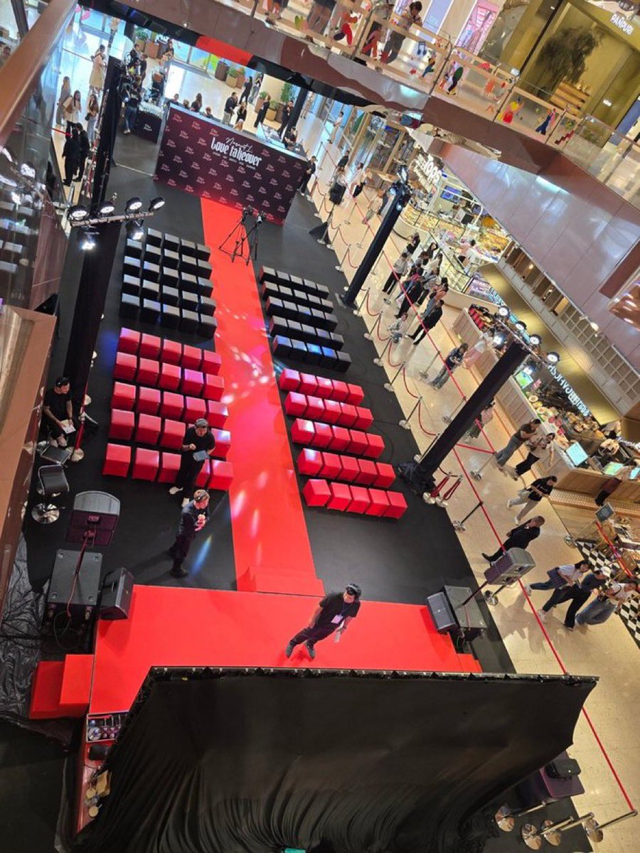 i am song tweet media