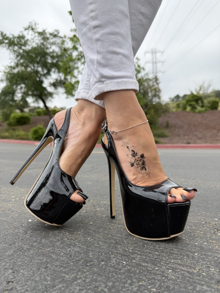 missheels0777's tweet photo. The power of black nails 😈
Long black pedi, exactly how it should be 🔥🖤 https://t.co/LXdhjqtvk7