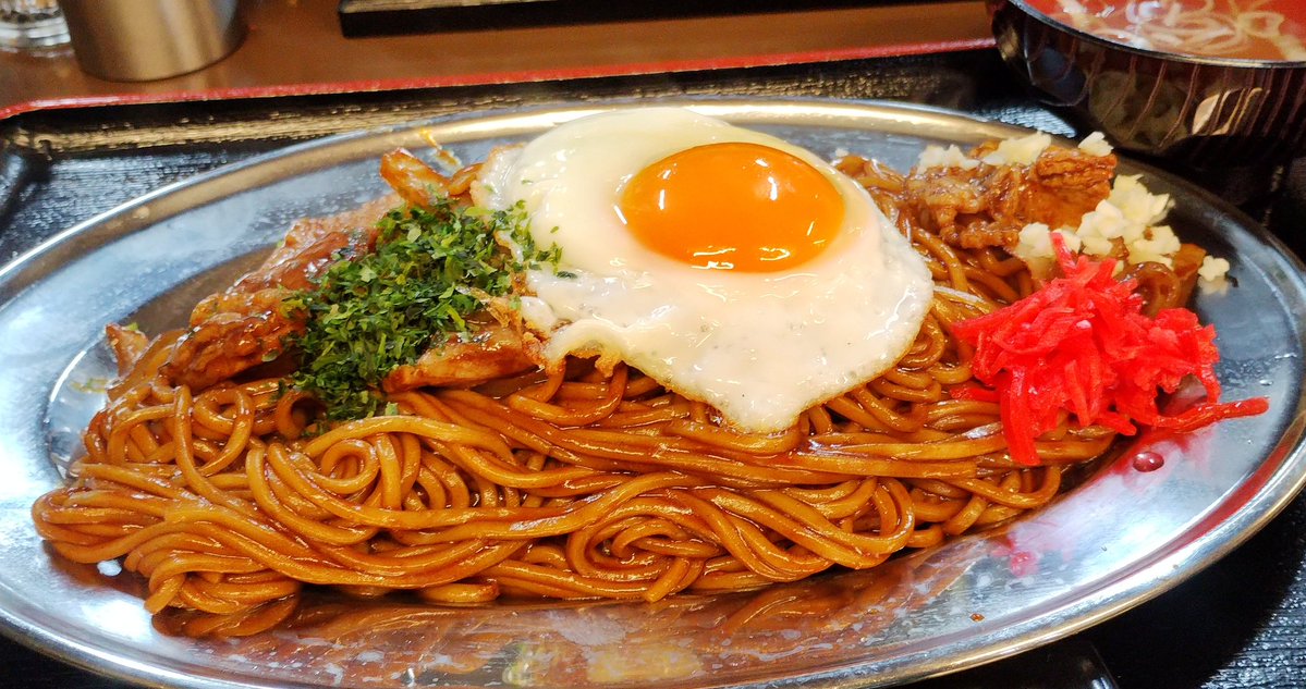 もつ煮カド屋@青梅市
ご飯が進む焼きそば+目玉焼き+セットライス(200g)
めちゃくちゃぶっ濃くて旨っっっ！！！！！
妻のライスをちょっと貰えばいいと思ってたけど
途中でライス追加！
妻に合盛り定食頼んでもらっていろいろ旨いな〜！
ご飯固めでモツとめっちゃ旨っ！
ウーロンハイがあったらなぁ