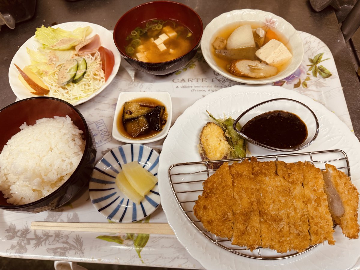 manganomusi1's tweet photo. 今日の定食は味噌カツです https://t.co/9EBMHfr3Zv