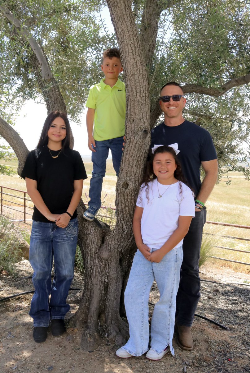 Coach_Berna's tweet image. Happy Easter from the Berna Family ✝️💜😍😂🤣 #HappyEaster #LuckyDaddy