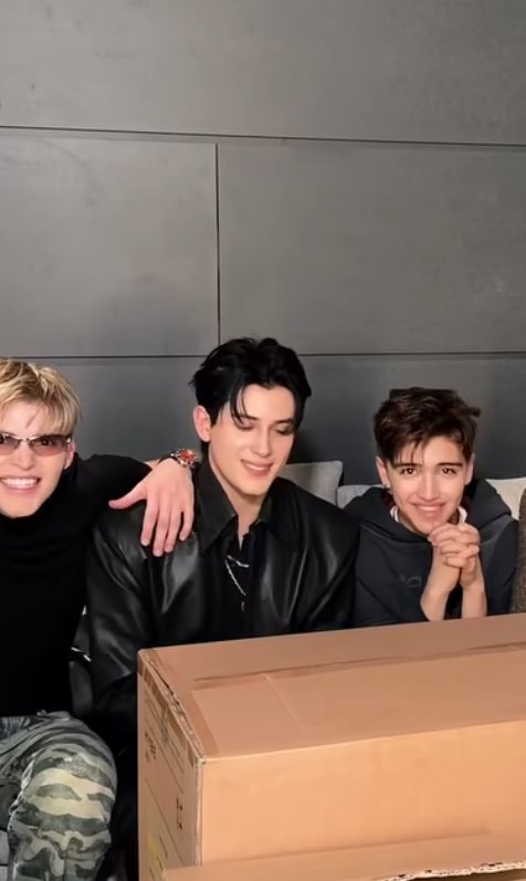 𝙘𝙝𝙚𝙧𝙧𝙮 tweet media