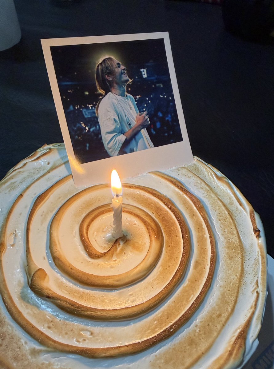 constanza tweet media