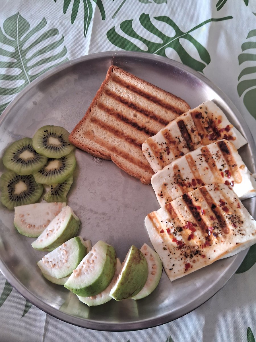 AnnuInfo's tweet photo. #Day95
I have Sorted my Morning to Evening Food 😊
After an intermittent fasting of 14 Hours
At 09:50 AM
Paneer Grilled &amp; 1 Wheat Bread
Fibres &amp; Guava
Kiwi 🥝 

At around 02:00 PM
YOGURT+ SEEDS + DRY FRUITS + BANANA 🍌

Will Skip Lunch! https://t.co/Gq2RrDlP03