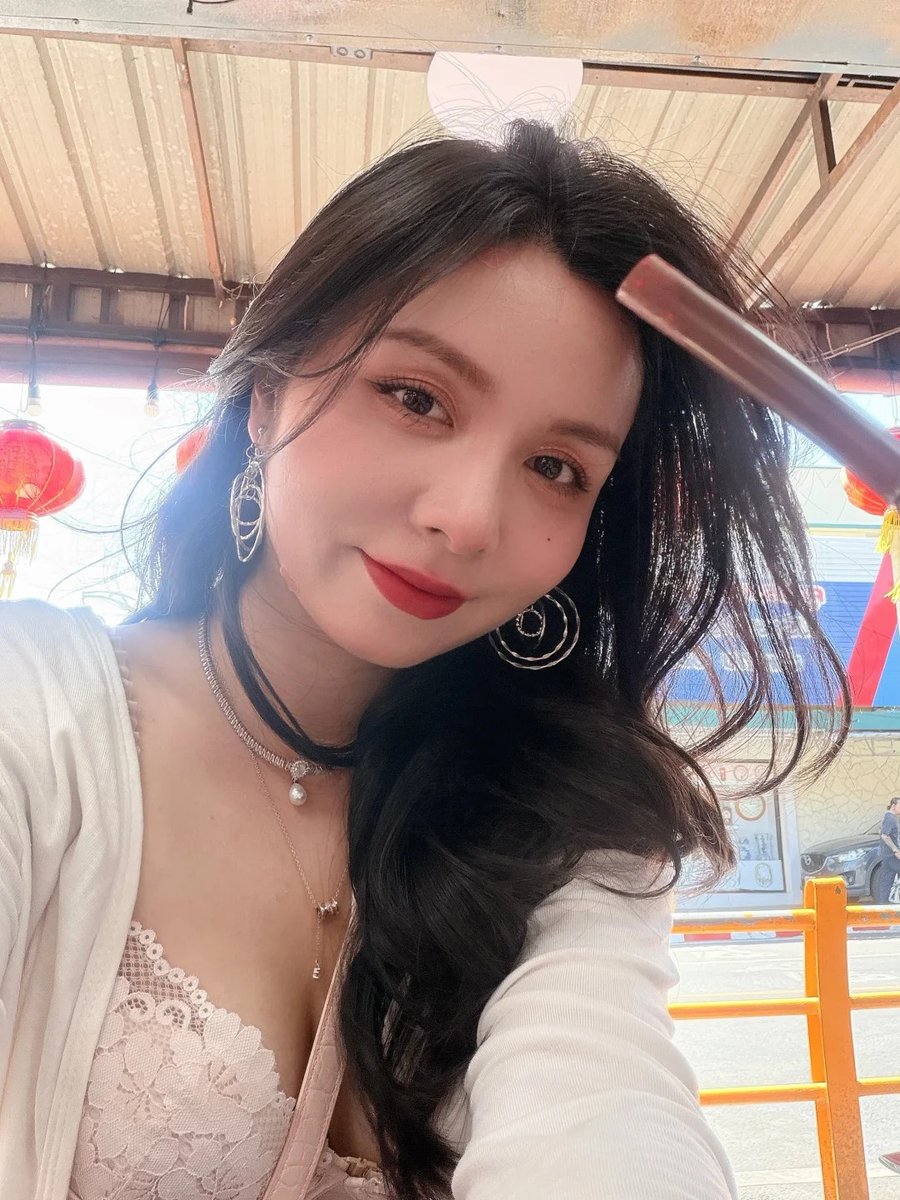 JulieRidd's tweet photo. 靈魂還留在連假
身體卻被關進辦公室
這種被生活硬上的感覺 真的好累
下班誰順路接我？
#收假地獄 #想下班 https://t.co/2PLsSDXuhF