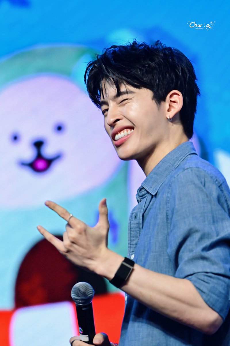 char : a ’ tweet media