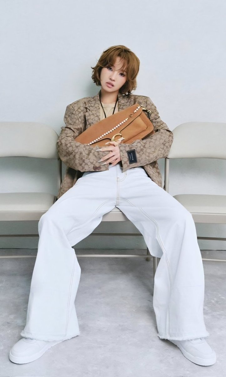 hereforsoyeon's tweet photo. why would she pose like this, doesn't she know i'm mentally unstable https://t.co/BA6hscbY7v
