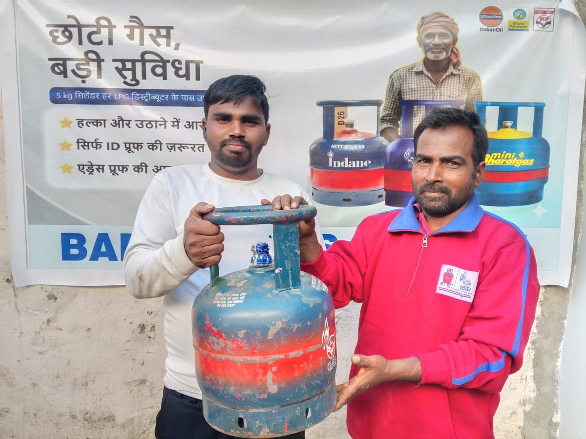 HpclHspr's tweet photo. @HPCL Distributors organized 5 kg FTL camps today in Hoshiarpur for migrant workers.

Ignore rumours—visit your nearest HP Gas distributor to avail one.
@HardeepSPuri @PetroleumMin @Secretary_MoPNG #HPGasAppu #CleanEnergy #HPCL #SmallBusiness https://t.co/Y9o23FlHhi