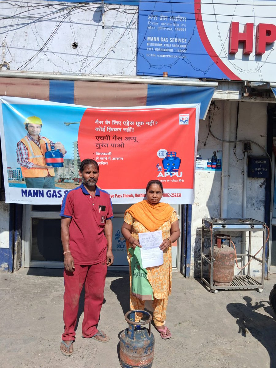 HpclHspr's tweet photo. @HPCL Distributors organized 5 kg FTL camps today in Hoshiarpur for migrant workers.

Ignore rumours—visit your nearest HP Gas distributor to avail one.
@HardeepSPuri @PetroleumMin @Secretary_MoPNG #HPGasAppu #CleanEnergy #HPCL #SmallBusiness https://t.co/Y9o23FlHhi