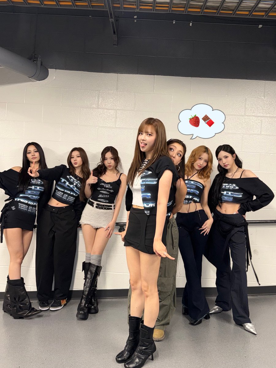 TWICE Bot tweet media