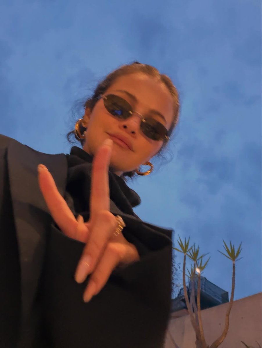 Selena Gomez Source France (fan account) tweet media