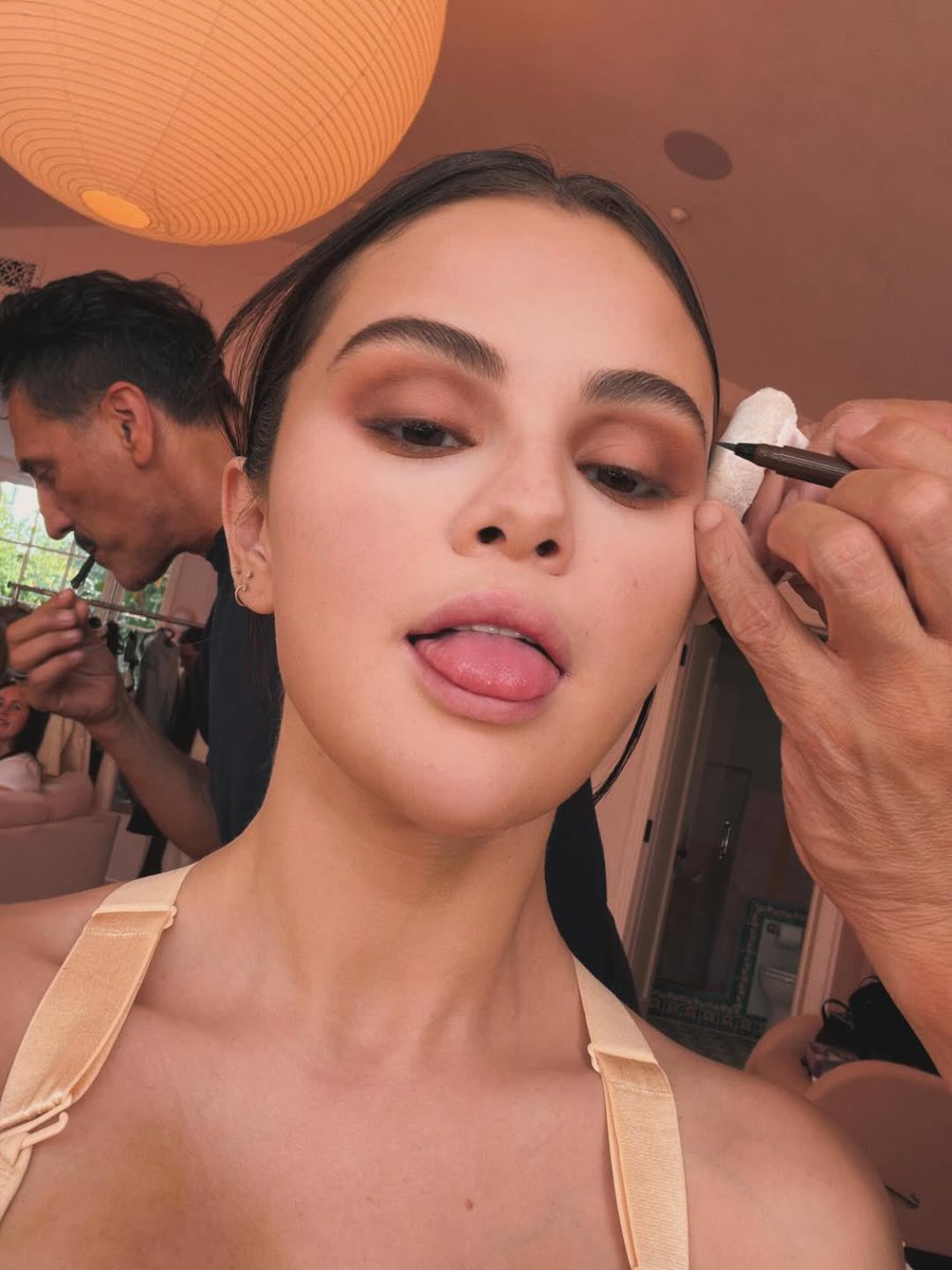 Selena Gomez Source France (fan account) tweet media