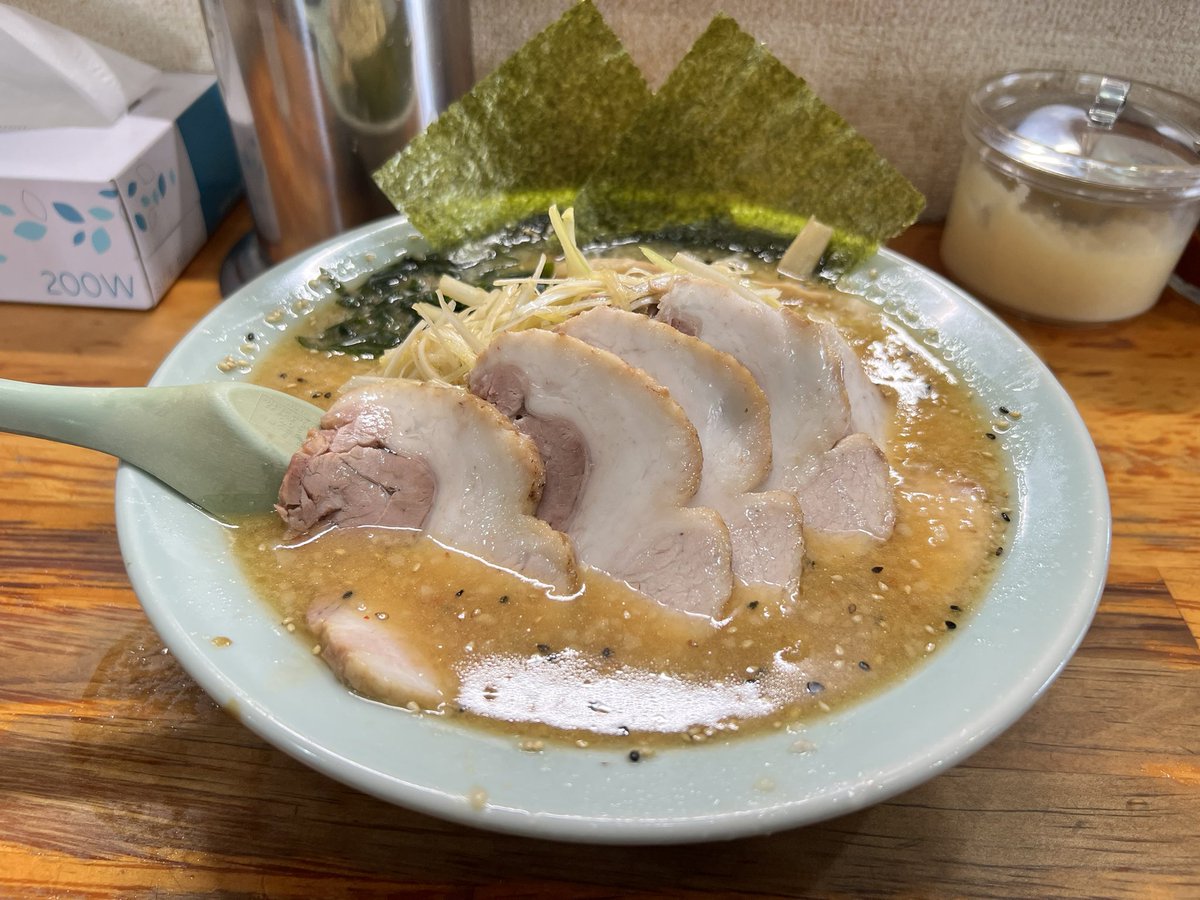 左リアタイヤの空気がすぐ抜けちゃうから点検してもらってきた！バルブが緩んでたらしい…みてもらってよかった✨
安くすんだし久々のラーショ( ˘ω˘ )人