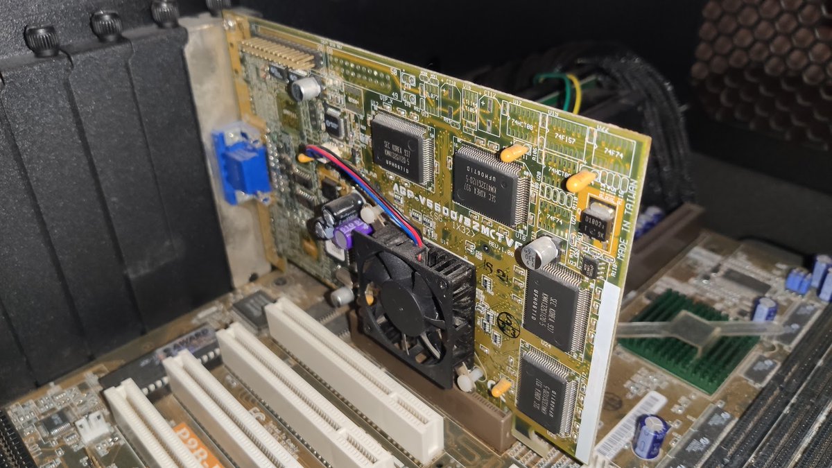 uberhardware's tweet photo. Cette "crotte" était la carte graphique la plus puissante du monde à sa sortie fin 1999. Elle a même provoqué un séisme qui se poursuit 26 ans plus tard : voici la toute première GeForce, baptisée GeForce 256 par Nvidia ! Cet exemplaire Asus AGP-V6600 valait alors 249 $ 😶 https://t.co/0GObfWlW9w