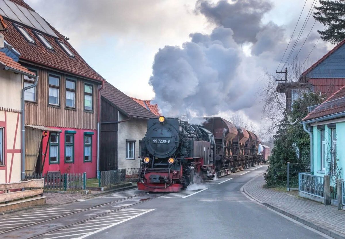 Baureihe 99 als Güterzug in Wernigerode - Nordhausen befährt die Kirchstraße in Wernigerode im Harz.