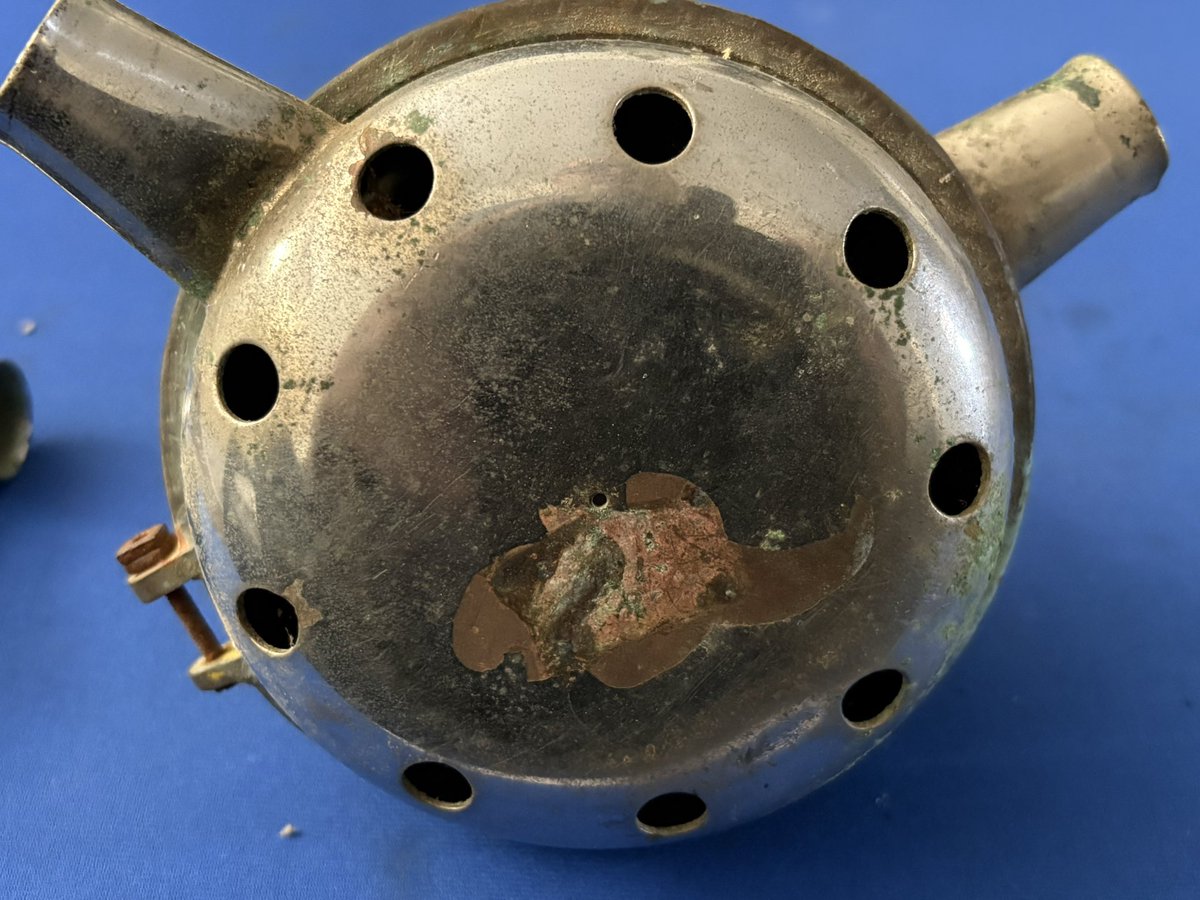 VintageScuba's tweet photo. This is something special.
A true one-off regulator, built by the University of Adelaide Engineering Faculty back in the 1950s 
Even better, it was actually dived by Dr Scoresby Shepherd, one of Australia’s true pioneers in marine science and underwater exploration. #scuba https://t.co/0L8IV27Hci