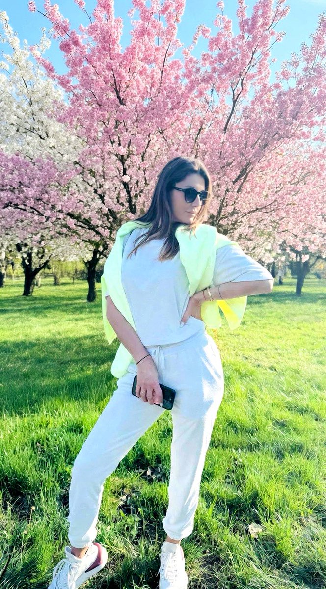 Blossoms everywhere and still the only thing blooming is my attitude 😌
 Try to keep up, piggies 💅