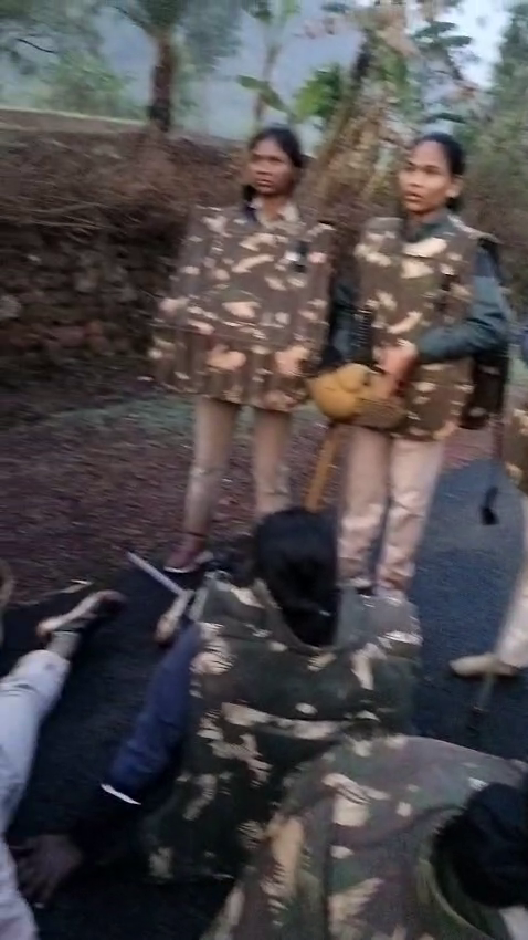 otvkhabar's tweet image. #ପୋଲିସ_ଗ୍ରାମବାସୀ_ମୁହାଁମୁହିଁ
-ରାୟଗଡ଼ା: ରାସ୍ତା ନିର୍ମାଣକୁ ବିରୋଧ ବେଳେ ଉତ୍ତେଜନା ପରିସ୍ଥିତି
-ଆନ୍ଦୋଳନକାରୀଙ୍କୁ ହଟାଇବା ବେଳେ ପୋଲିସ- ଗ୍ରାମବାସୀ ମୁହାଁମୁହିଁ
-ଠେଲାପେଲା ବେଳେ ଅନେକ ପୋଲିସ କର୍ମଚାରୀ ଆହତ
-ସିଜିମଲି ଅଞ୍ଚଳରେ ରାସ୍ତା ନିର୍ମାଣକୁ ସ୍ଥାନୀୟ ଲୋକଙ୍କ ବିରୋଧ
#Rayagada #Sijimali #RoadConstructionProtest