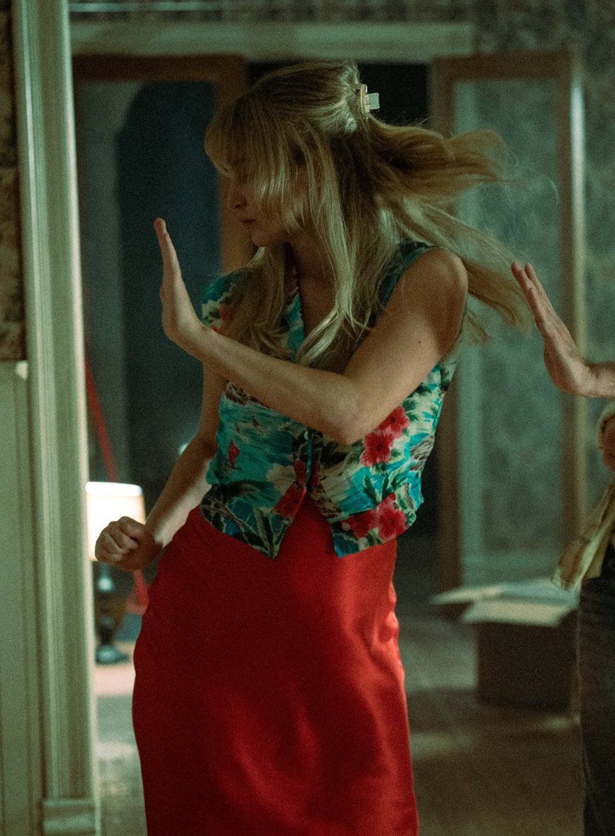 JLawrence Center tweet media