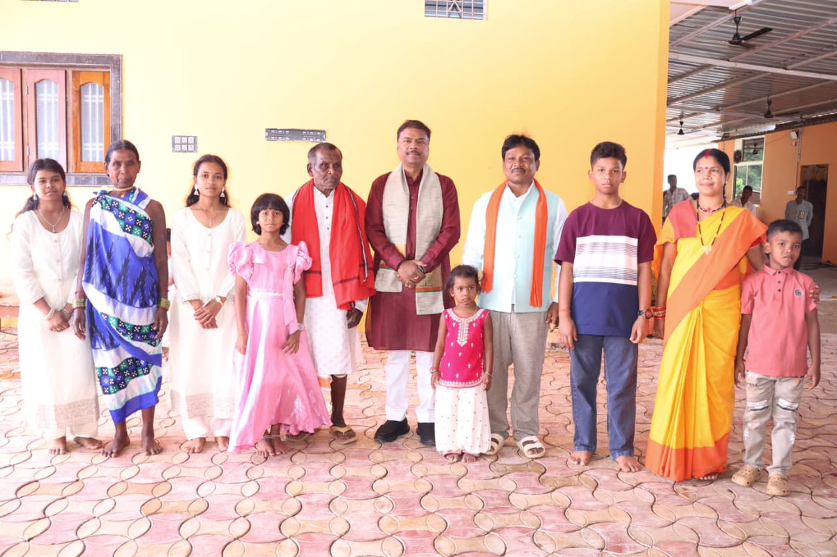 KedarKashyapBJP's tweet photo. बस्तर सांसद श्री महेश कश्यप जी एवं कश्यप परिवार द्वारा ग्राम कुम्हरावंण्ड झरनीगुड़ा - कल��ा में आयोजित श्रीराम भक्त हनुमान जी की प्राण- प्रतिष्ठा समारोह के प्रथम दिवस मंडप प्रवेश एवं अभिषेक में शामिल होने का सौभाग्य प्राप्त हुआ। पवनपुत्र हनुमान जी महाराज का पूजा अर्चना कर समस्त प्रदेशवासियों एवं कश्यप परिवार के मंगलमय जीवन की कामना कर आशीर्वाद प्राप्त किया।

इस दौरान कश्यप परिवार के परिवारजनों एवं ग्रामीणों से मुलाकात कर सभी का कुशलक्षेम जाना।

#jaibajrangbali