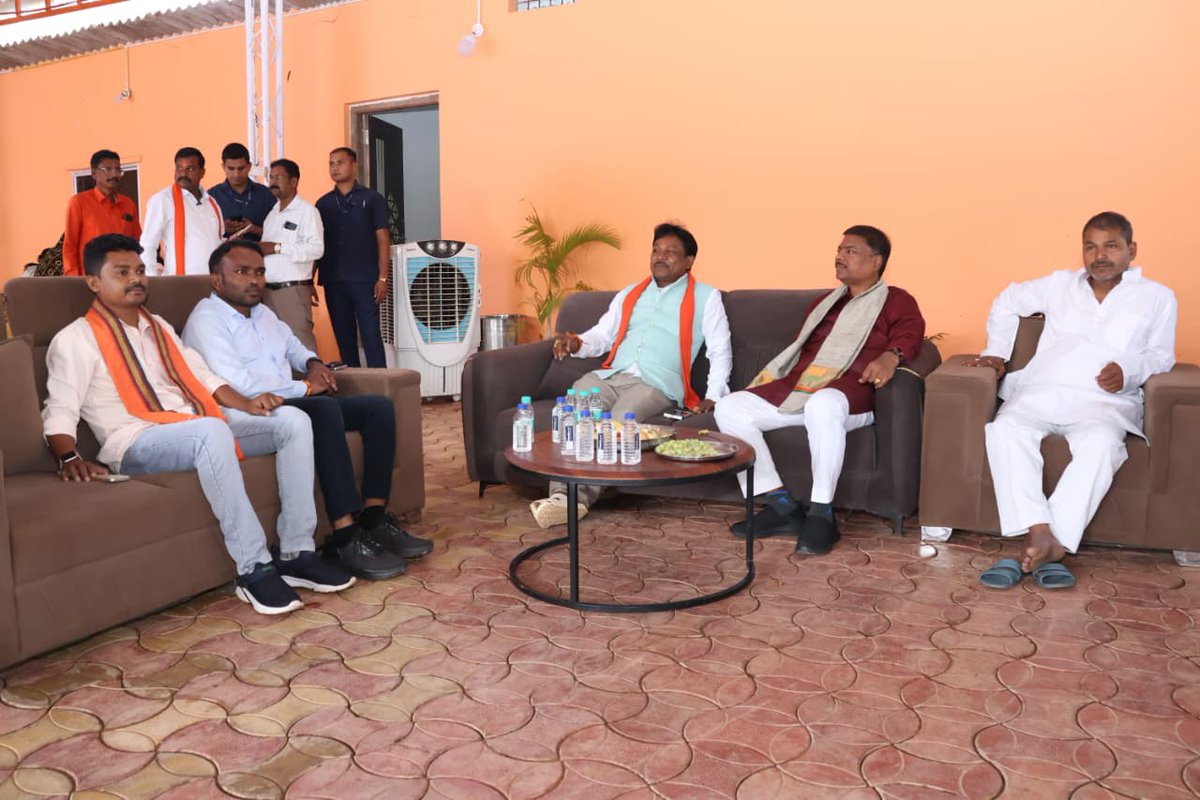 KedarKashyapBJP's tweet photo. बस्तर सांसद श्री महेश कश्यप जी एवं कश्यप परिवार द्वारा ग्राम कुम्हरावंण्ड झरनीगुड़ा - कल��ा में आयोजित श्रीराम भक्त हनुमान जी की प्राण- प्रतिष्ठा समारोह के प्रथम दिवस मंडप प्रवेश एवं अभिषेक में शामिल होने का सौभाग्य प्राप्त हुआ। पवनपुत्र हनुमान जी महाराज का पूजा अर्चना कर समस्त प्रदेशवासियों एवं कश्यप परिवार के मंगलमय जीवन की कामना कर आशीर्वाद प्राप्त किया।

इस दौरान कश्यप परिवार के परिवारजनों एवं ग्रामीणों से मुलाकात कर सभी का कुशलक्षेम जाना।

#jaibajrangbali