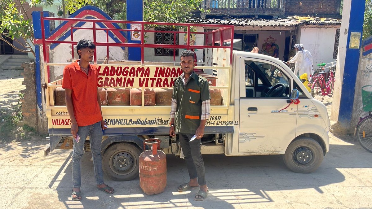IOCL_BIHAR's tweet image. Home delivery in action by Laddugama Indane Gramin Vitrak, Dist Madhubani, Bihar—reaching even the remotest households with timely LPG supply. Indane is committed to serving every customer, everywhere. #StayCalmIndia #EnergyForAll @IndianOilcl