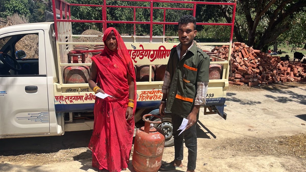 IOCL_BIHAR's tweet image. Home delivery in action by Laddugama Indane Gramin Vitrak, Dist Madhubani, Bihar—reaching even the remotest households with timely LPG supply. Indane is committed to serving every customer, everywhere. #StayCalmIndia #EnergyForAll @IndianOilcl