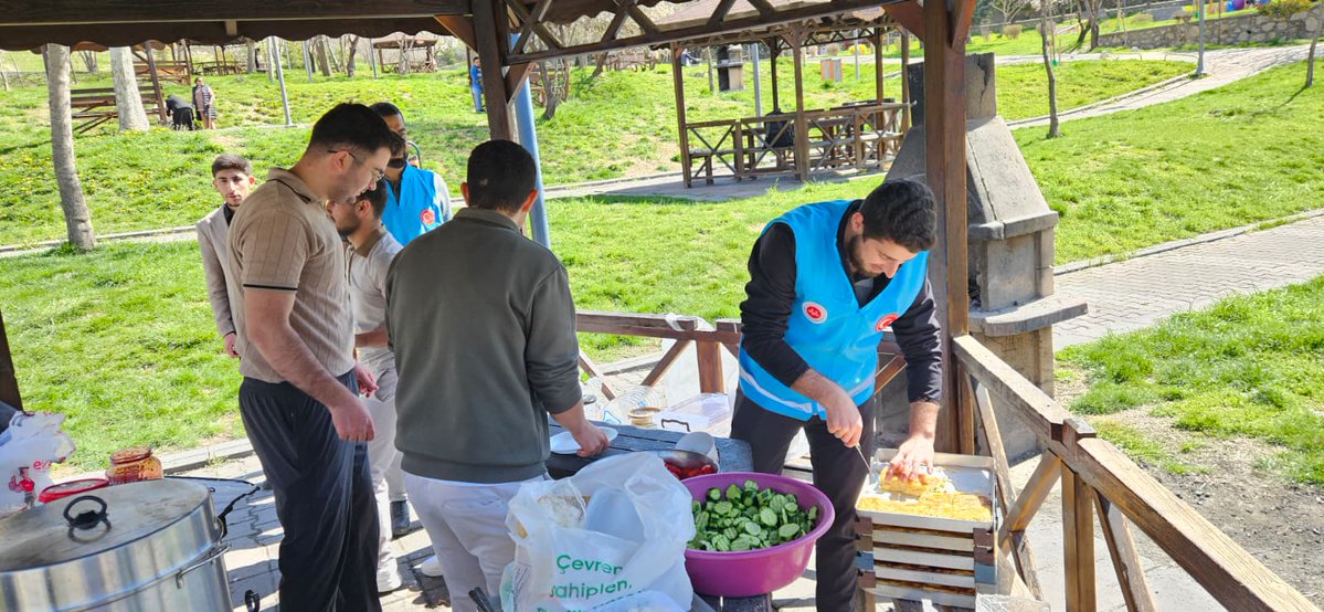 Malatya İl Müftülüğü Gençlik Koordinatörlüğü Manevi Danışman görevlilerimiz tarafından, Orduzu Piknik Alanı’nda vize öncesi öğrencilerimizle moral ve motivasyon amaçlı düzenlenen kahvaltı programında bir araya geldik.

#MalatyaMüftülüğü
#GençlikKoordinatörlüğü
#ManeviDanışmanlık