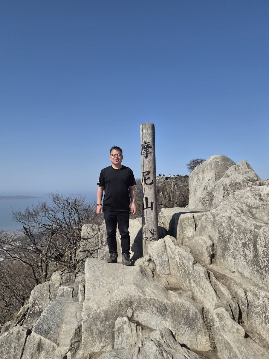 yoosiwoo98's tweet photo. 4.7 강화도 마니산(472m)산행을 했습니다.

마니산 주차장 들머리에서 오전7시45분에 시작하여 참성단, 정상까지 올라가는데 1시간15분정도 소요되네요.

청명한 하늘 봄날씨에 활짝핀 진달래가 반겨주고 뷰가 좋아 푸른바다가 잘보이네요. https://t.co/7oRX40iDY2