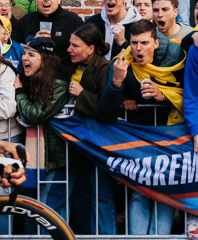 Hopelijk krijg dat ventje kletsen van z’n ouders!
Wat een loser