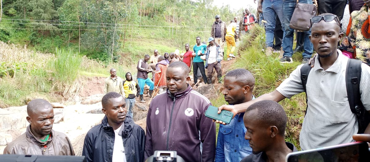 MagazineJimbere's tweet photo. 🌉 Les travaux de construction d’un pont reliant cinq collines de la zone #Jene, sur la rivière #Umwogere en commune #Kayanza (@PButanyerera), ont été lancés le 30 mars 2026. Cette infrastructure, financée à hauteur de 15 millions de FBu par l’honorable Vincent Ndagijimana, devrait être achevée dans un délai de 15 jours
📌 À cette occasion, le député a appelé la population à renforcer le travail, à protéger les infrastructures publiques et à éviter les propos diffamatoires à son encontre, tout en soulignant l’importance de ce projet pour le développement local
#Burundi #Jimbere
