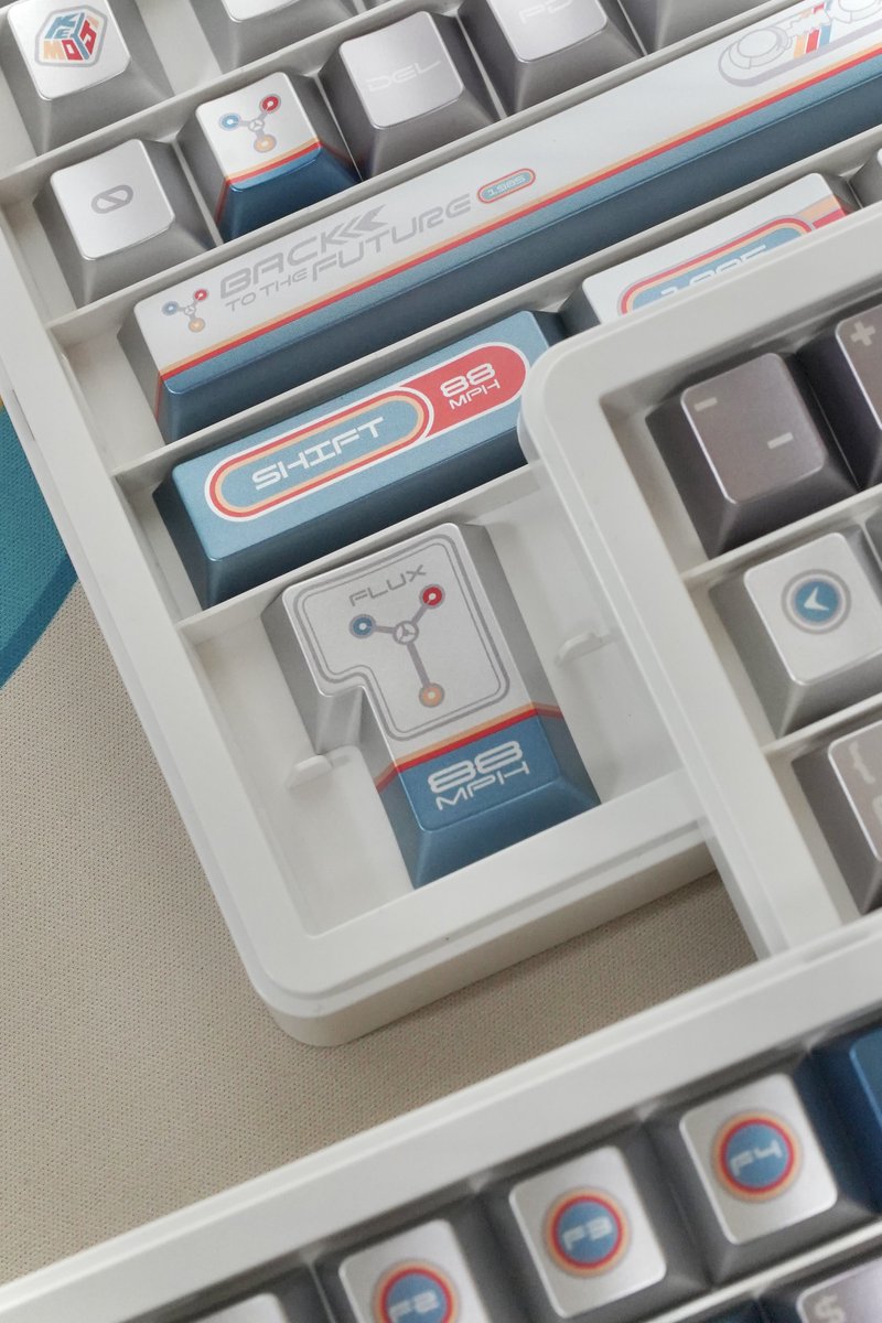 AnomaloG's tweet image. Keymojiの新作キーキャップ
『1985 BACK TO THE FUTURE』💨💨
メタリック×レトロなデザインがめちゃかっこいい！！
一つ一つのキーキャップにこだわりががあってBTTF世代にはたまらない！組むのが楽しみすぎる！！