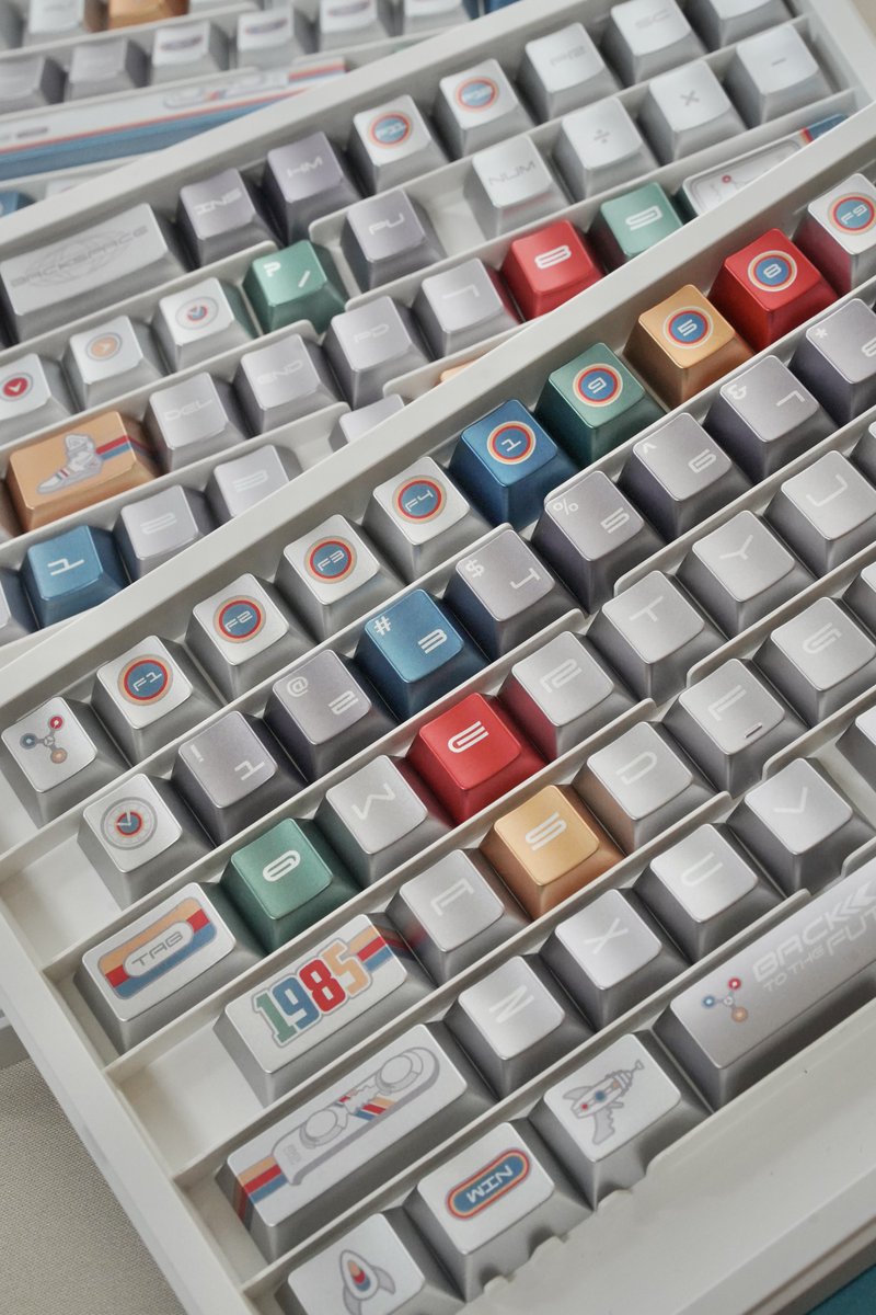 AnomaloG's tweet image. Keymojiの新作キーキャップ
『1985 BACK TO THE FUTURE』💨💨
メタリック×レトロなデザインがめちゃかっこいい！！
一つ一つのキーキャップにこだわりががあってBTTF世代にはたまらない！組むのが楽しみすぎる！！