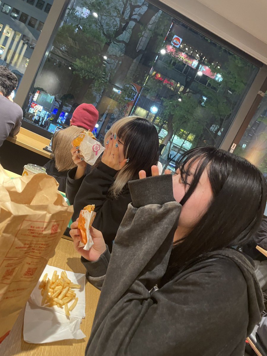 MeowMellow315's tweet photo. #みゃうめろ 日記♡⃛┊︎担当ねる

皆さん！お久しぶりです！
Sooo cuteが終わってそろそろみゃうめろが恋しくなってきた頃かな？

今日からまた日記投稿していくから
ちゃんと週3回チェックして沢山いいねコメントしてね♡💬

⬇️これは3人でマック食べてる時の写真
みゃうめろって仲良いんです❕ https://t.co/DTy4v7P8br