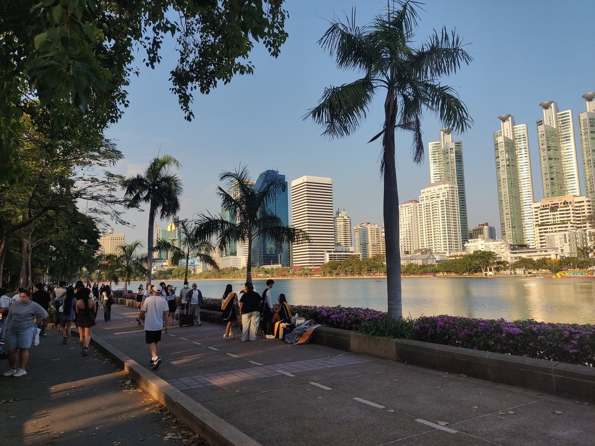 Braining123's tweet photo. @travalacom Bangkok benjakitti parc, always great to relax there, tell you a secret, wear something black when you are Single 😉 https://t.co/hqv0wbLmsp