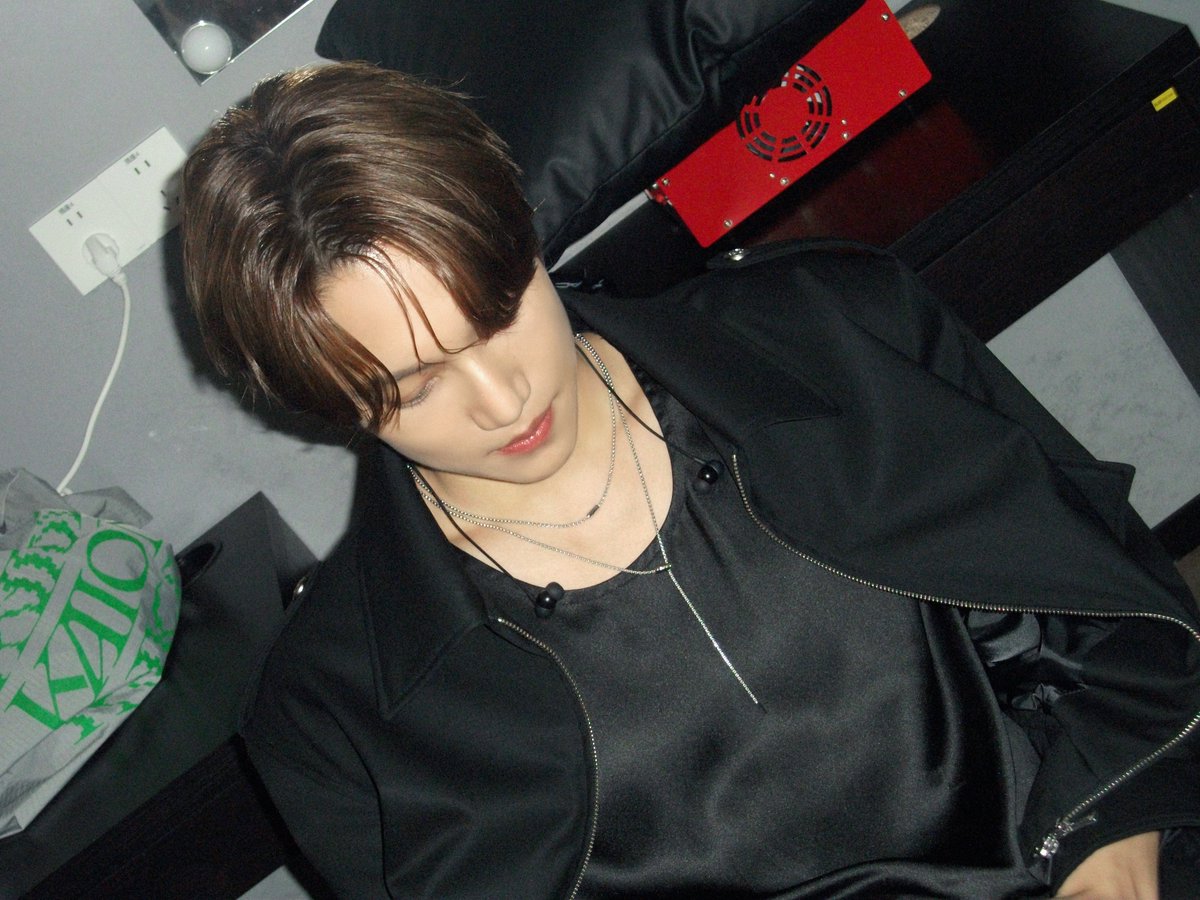 'KNOCK KNOCK!' tweet media