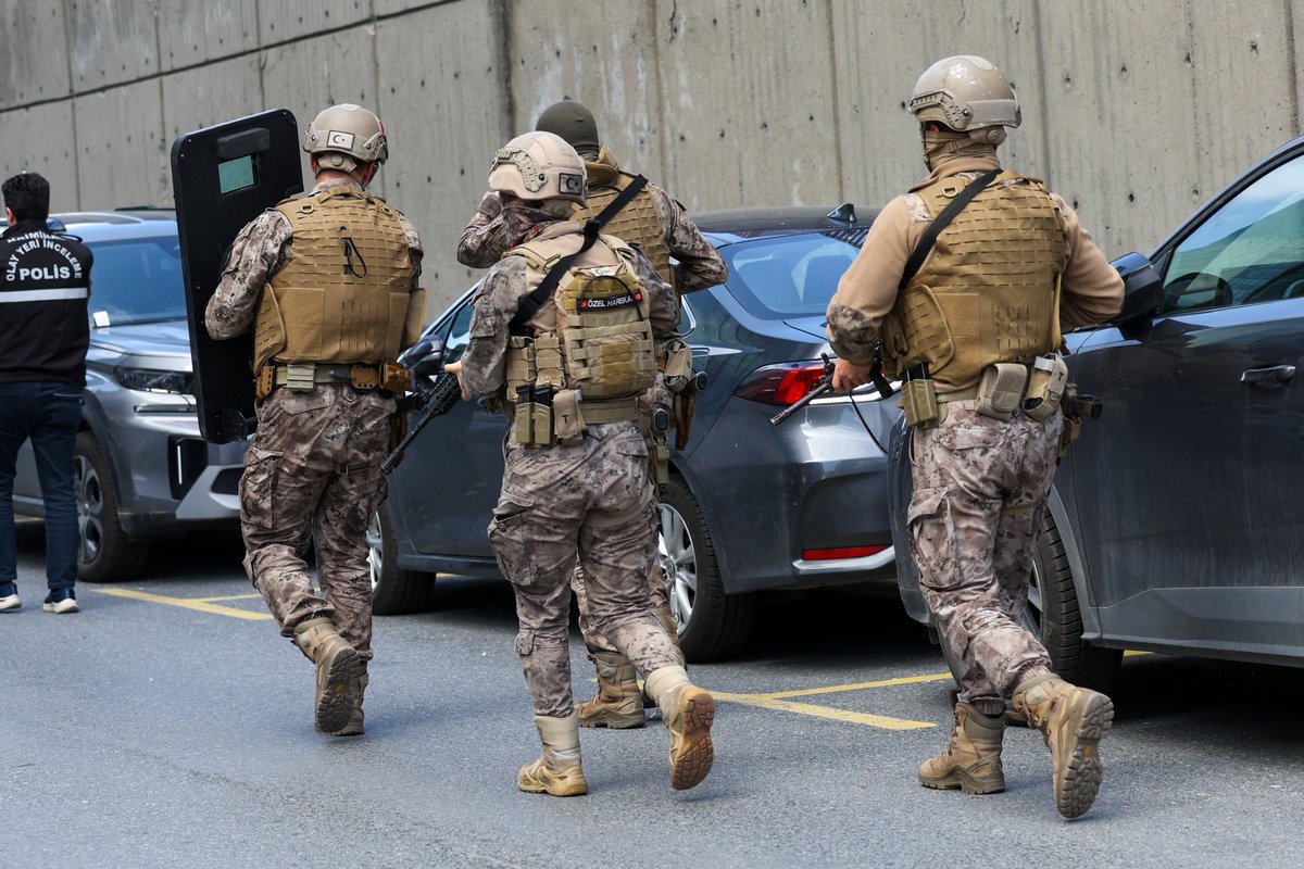 trtworld's tweet image. Istanbul Governor Davut Gul:

- One terrorist killed and two others wounded in ⁠gunfight with police near Israeli consulate in Istanbul
-⁠ Two police officers ⁠were slightly ⁠wounded
- Terrorists used ⁠rifles ‌and pistols in ⁠attack
- There ⁠have been no Israeli